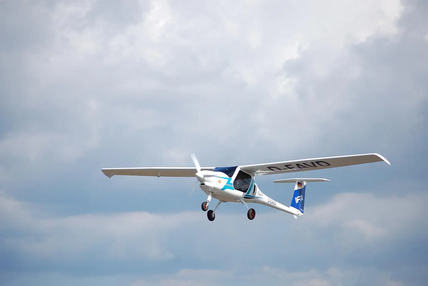 Aeronaves Pipistrel em Portugal 4 blue airplane that is fully electric